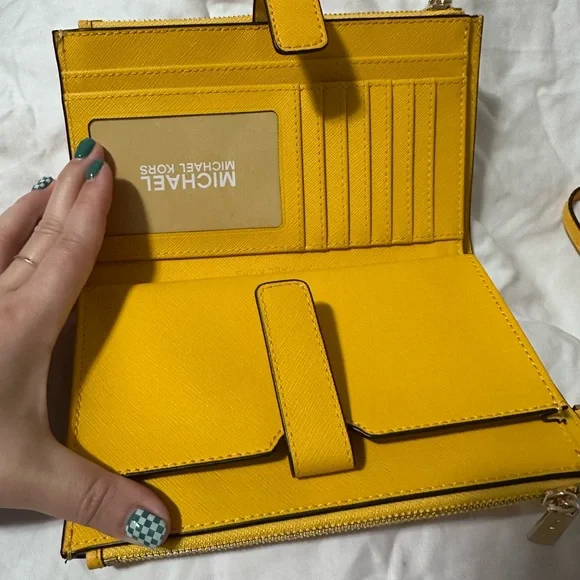 Michael Kors Travel Jet Set Tech Wallet - Picture 7 of 11